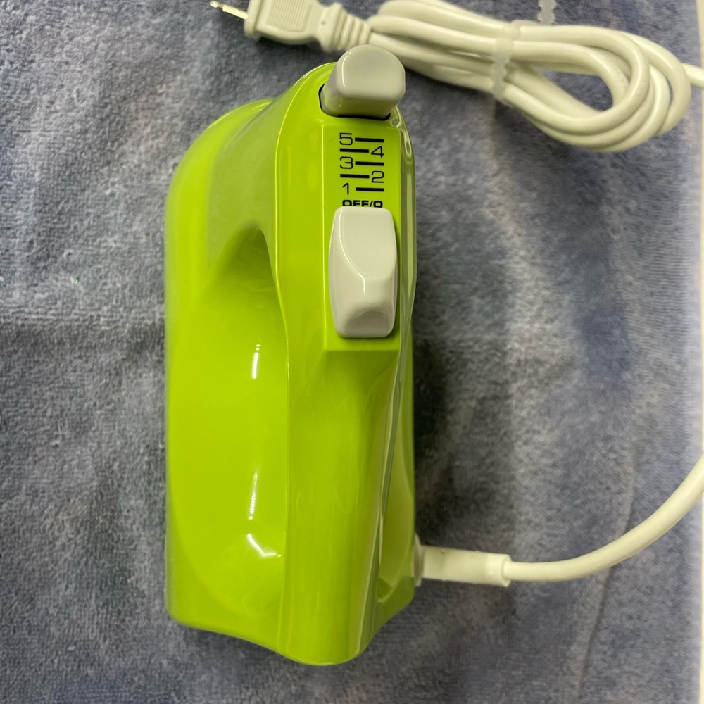 Kitchen aid Green Apple Color 5-Speed Hand Mixer with beaters only - Picture 2 of 9